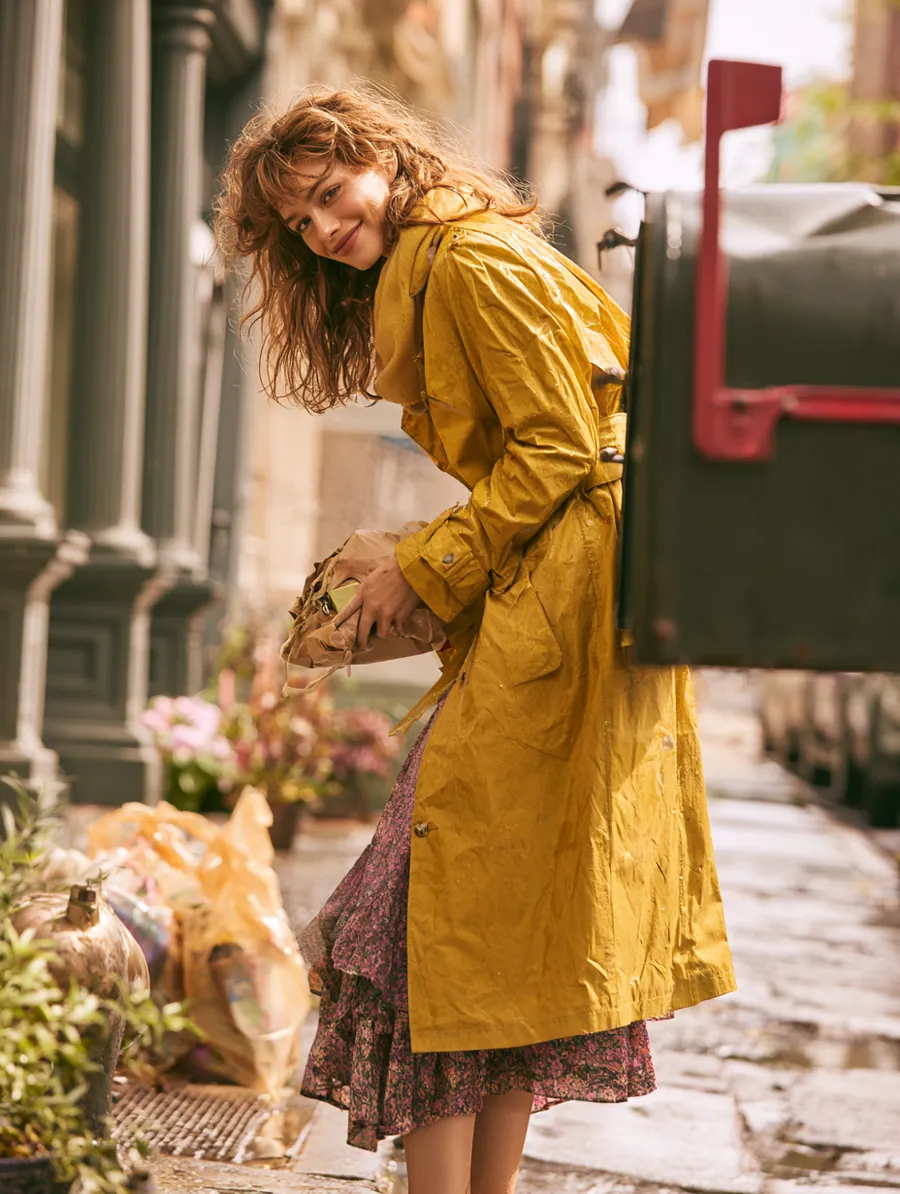 Checking the mailbox in a yellow raincoat, the payment routine that runs in any weather